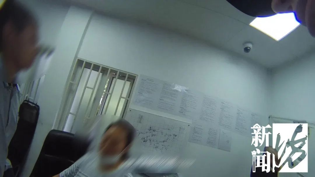 沪公园内一少年散步晒太阳，民警：不对劲！