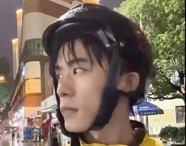 酷似易烊千玺！云南一外卖小哥意外走红 本人回应