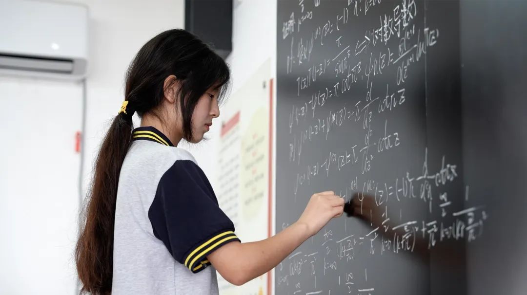 热搜爆了！史上首位中专生，这个17岁女孩闯进全球数学竞赛12强
