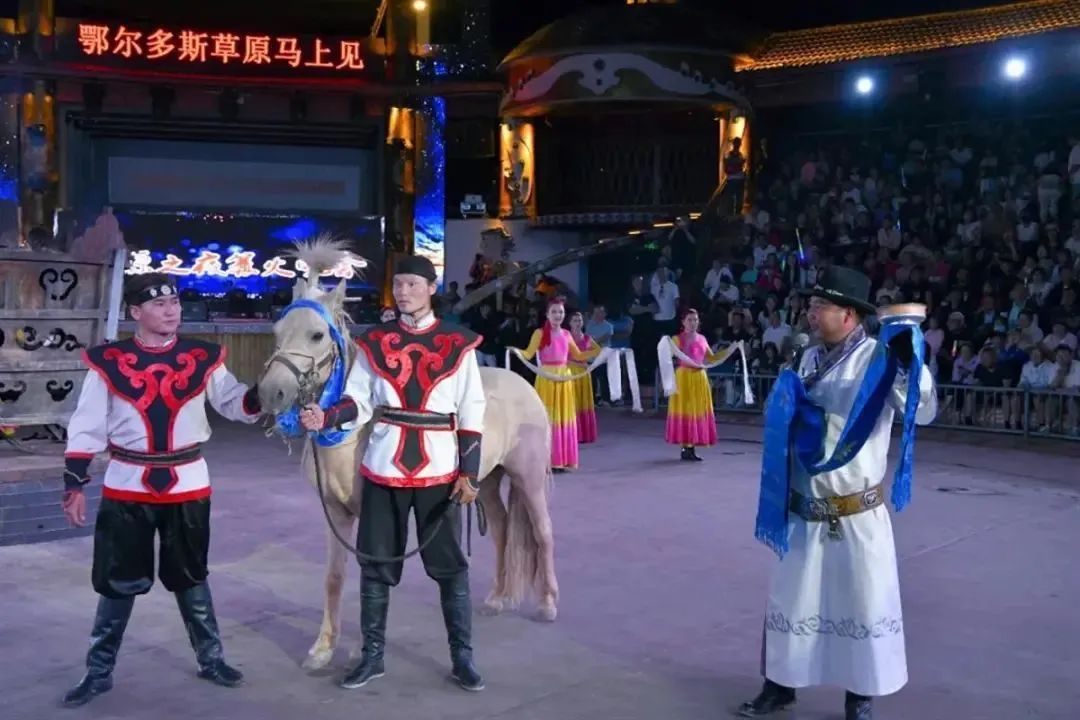 游客景区抽奖中了一匹马！网友：怎么带回家？