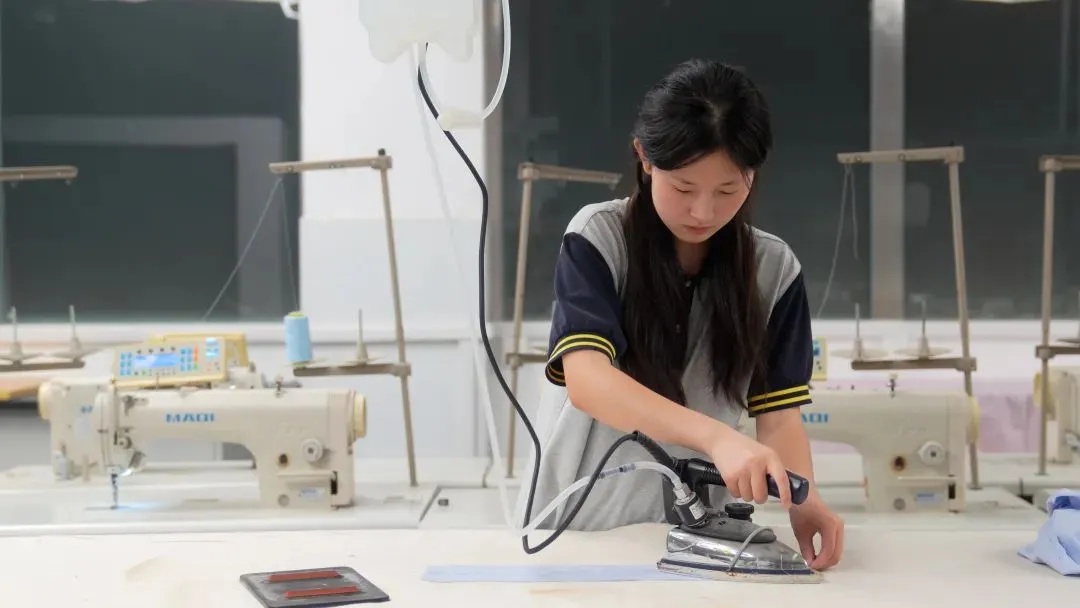 热搜爆了!这个17岁中专女生太厉害 热搜爆了!这个17岁中专女生太厉害