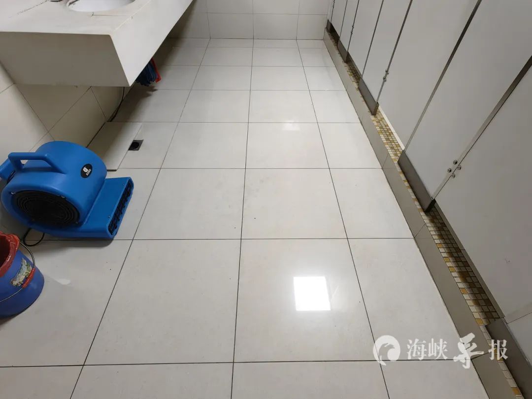 厦门火车站公厕遭多名旅客“吐槽”：受不了这个……