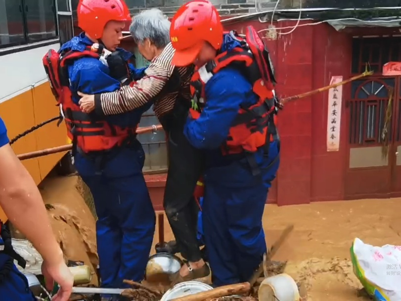 暴雨突袭老人被困家中，关键时刻，他们来了……