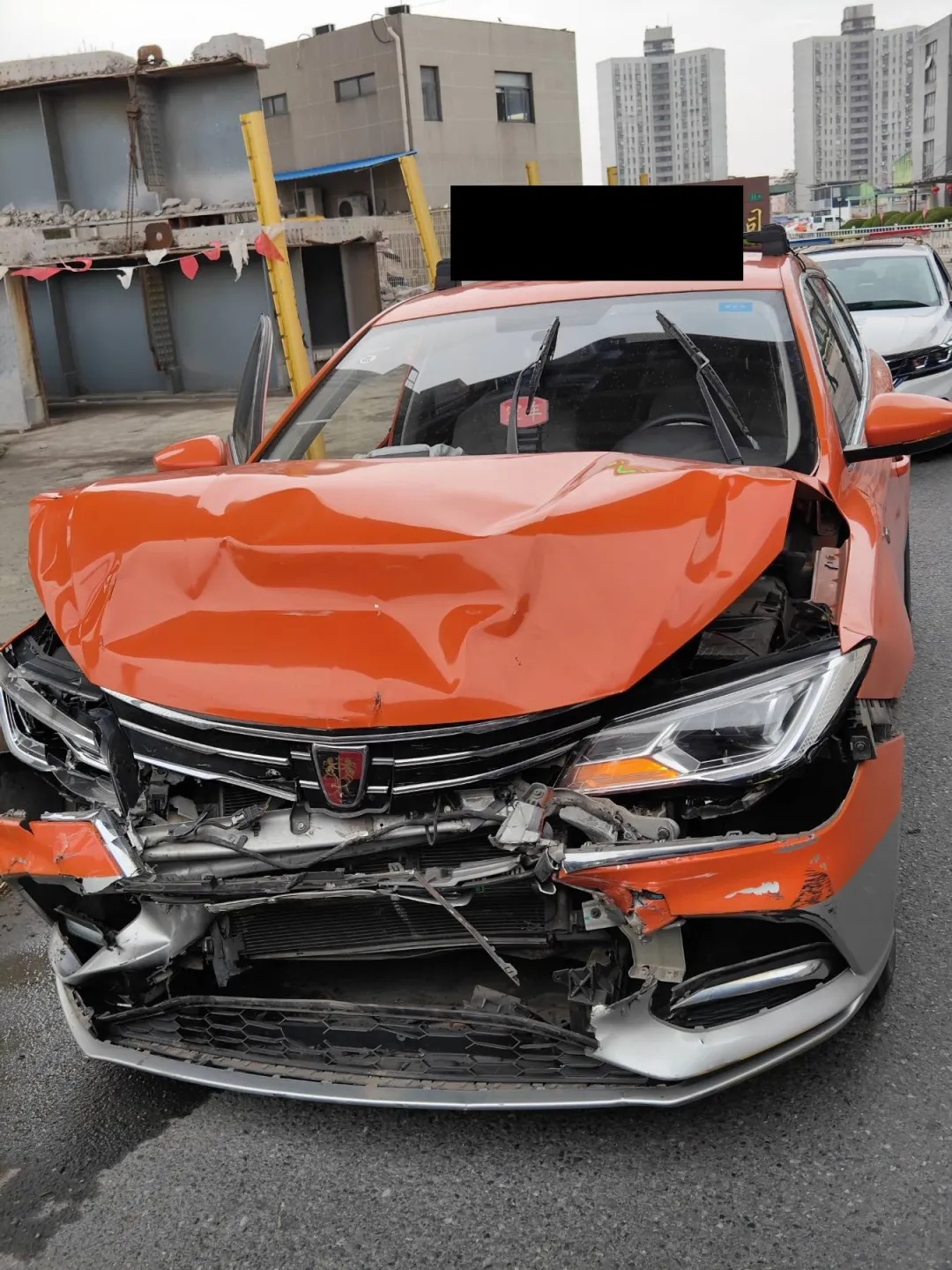 出租车司机撞烂保时捷,随后称心脏不舒服去医院,警方发现事情不简单 出租车司机撞烂保时捷,随后称心脏不舒服去医院,警方发现事情不简单