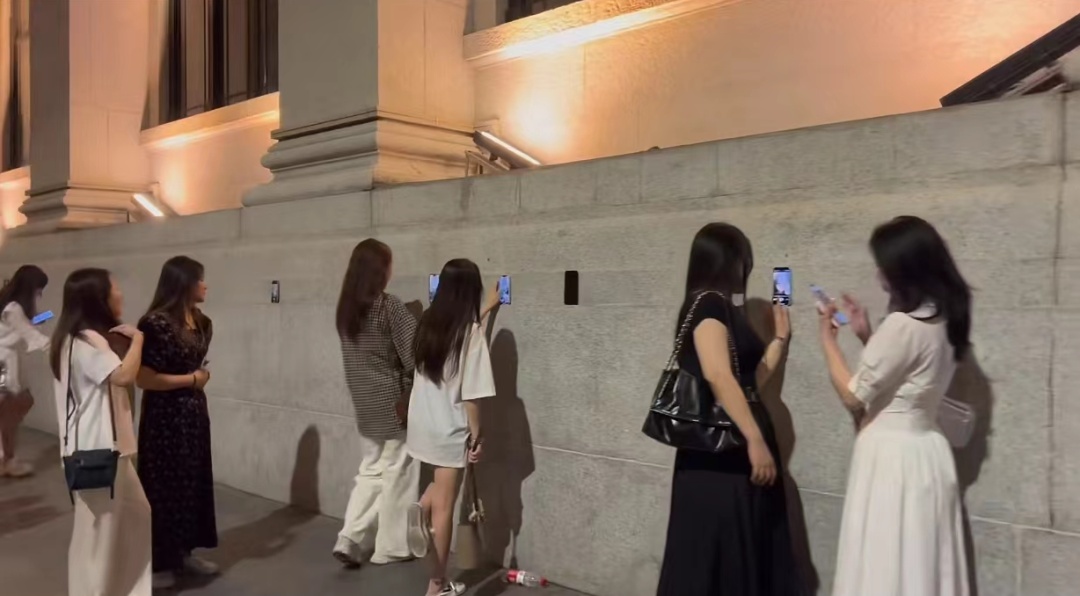 上海外滩这条马路火了,游客突然集体“面壁思过”式“罚站”?原来墙上有“乾坤”! 上海外滩这条马路火了,游客突然集体“面壁思过”式“罚站”?原来墙上有“乾坤”!