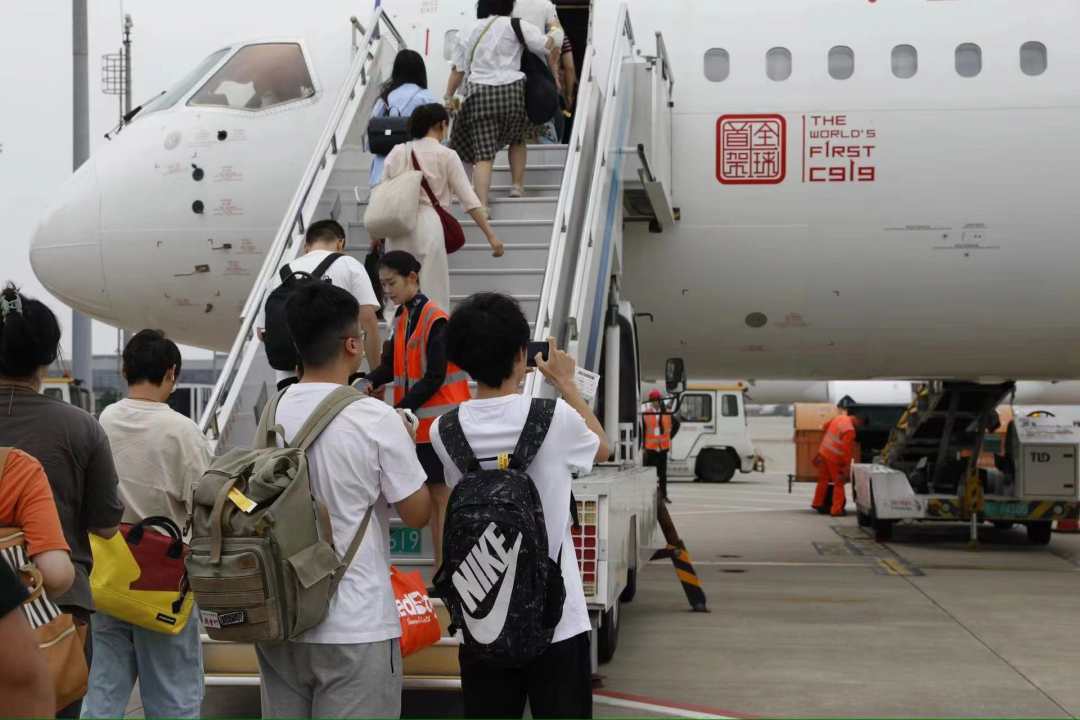 水门仪式迎接！国产大飞机C919亮相“沪广快线”