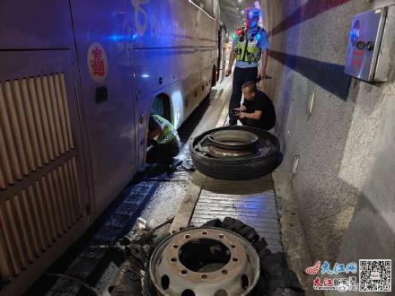 大客车抛锚致51人陷“囧途” 江西高速救援人员迅速解困