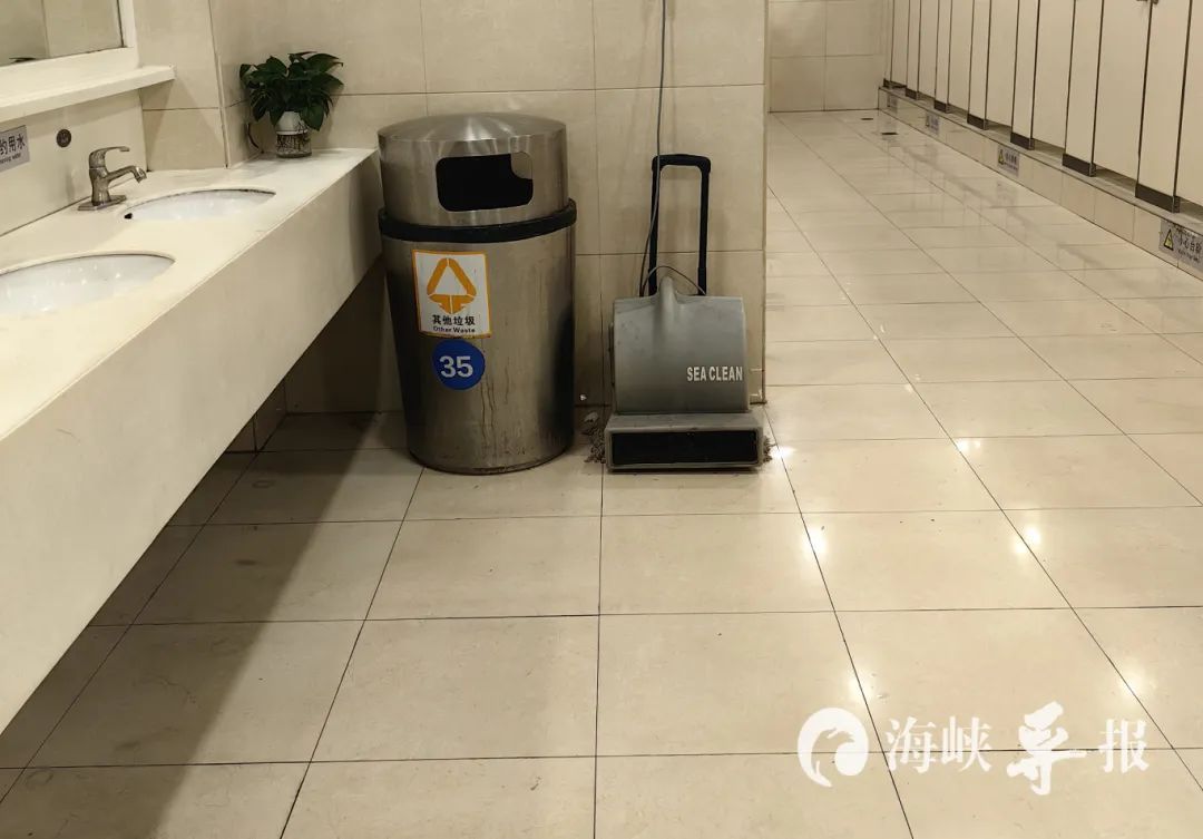 厦门火车站公厕遭多名旅客“吐槽”：受不了这个……