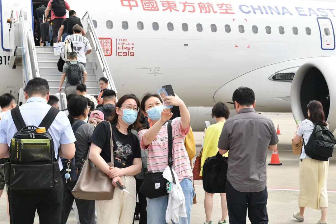 水门仪式迎接！国产大飞机C919亮相“沪广快线”