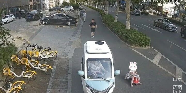 济南街头，一5岁女童独自骑着扭扭车，从千佛山差点到了大明湖……