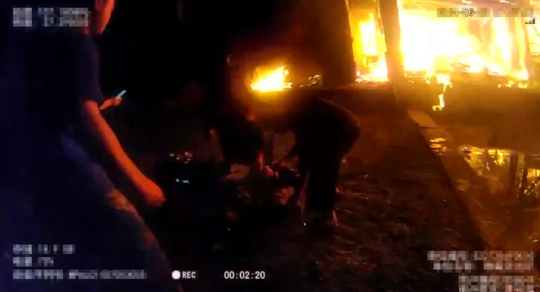 面对熊熊大火！他们“逆行”将一名被困男孩从死神手里“抢”了回来