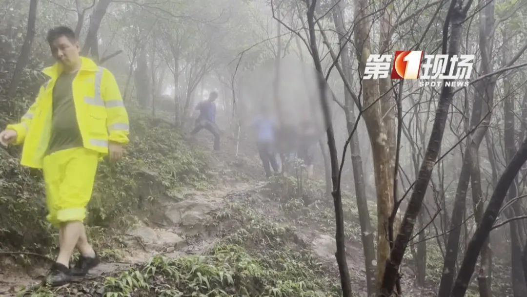 暴雨中夜爬？男子被困山中一夜！救援队找到时已失温