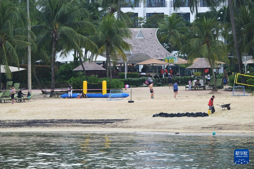 石油泄漏导致新加坡海滩污染