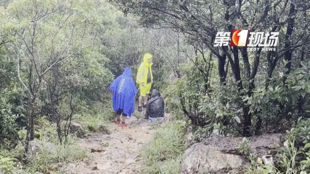 暴雨中夜爬？男子被困山中一夜！救援队找到时已失温