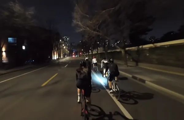 行人被撞倒地不起！上海一地惊现“夜骑族”飞车竞速，该管管了