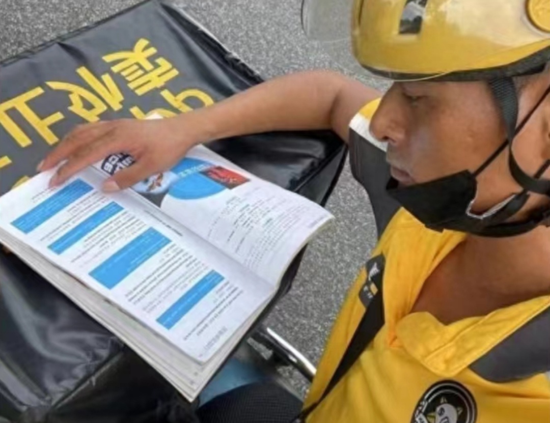 发音流利惊艳网友！湖南39岁外卖员自学英语9年，外卖箱常年放着学习素材