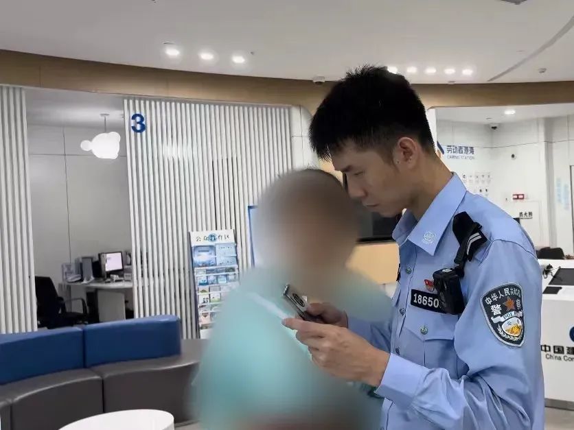 女子卡里还有100万！反手一个操作，将骗子整崩溃