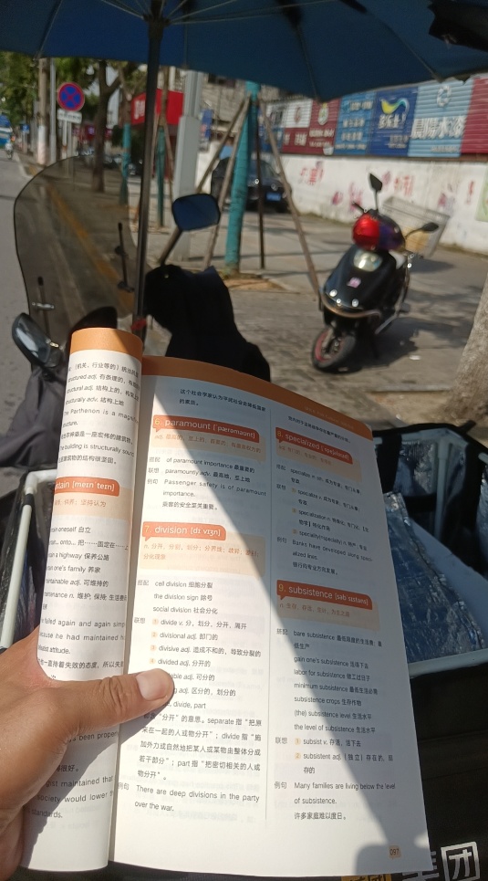 发音流利惊艳网友！湖南39岁外卖员自学英语9年，外卖箱常年放着学习素材