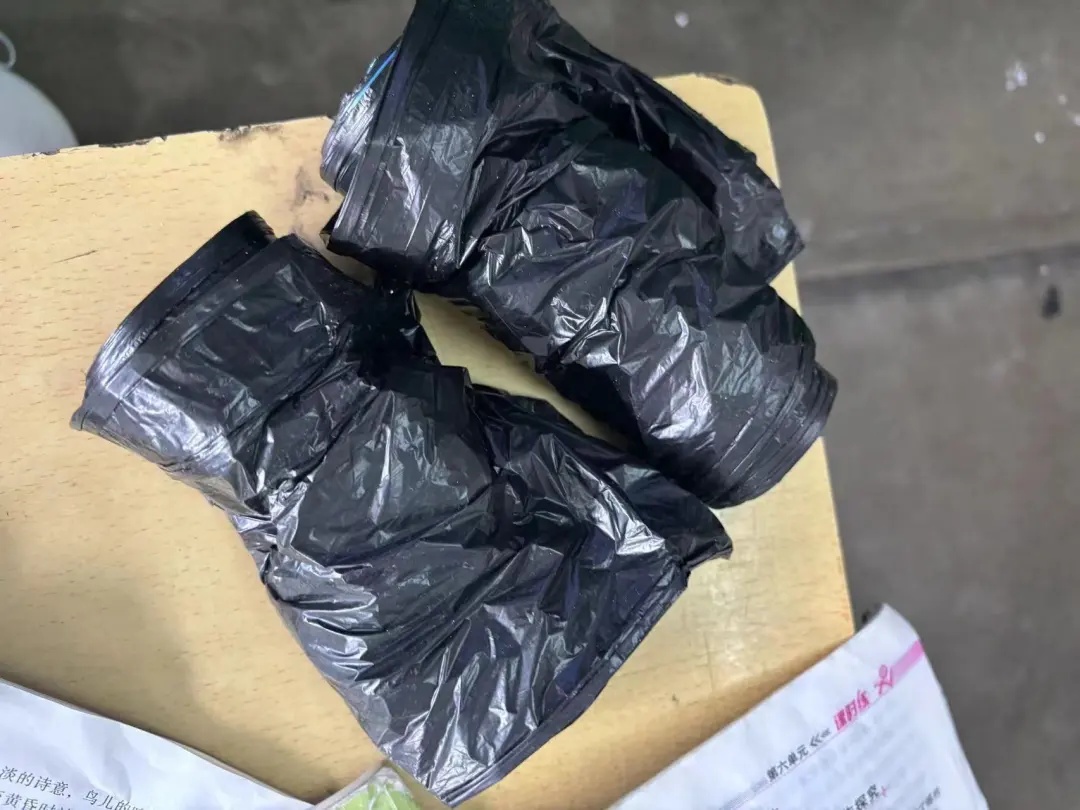 孙华涛同学，你包里的“秘密”藏不住了！