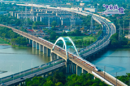 中国速度！京广高铁全线实现复兴号动车组列车按时速350公里高标运营
