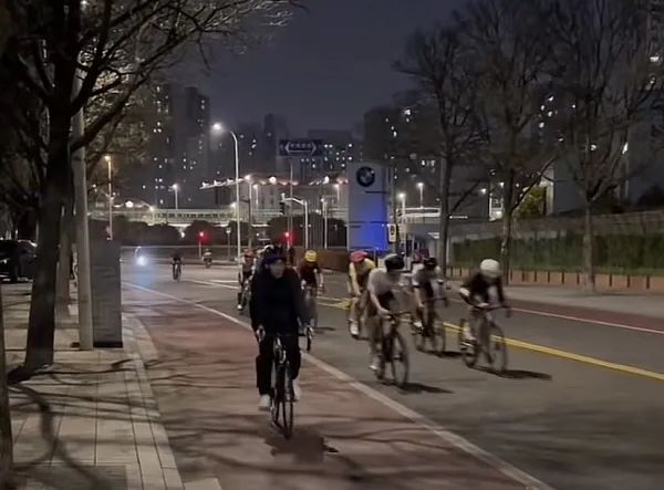 行人被撞倒地不起！上海一地惊现“夜骑族”飞车竞速，该管管了