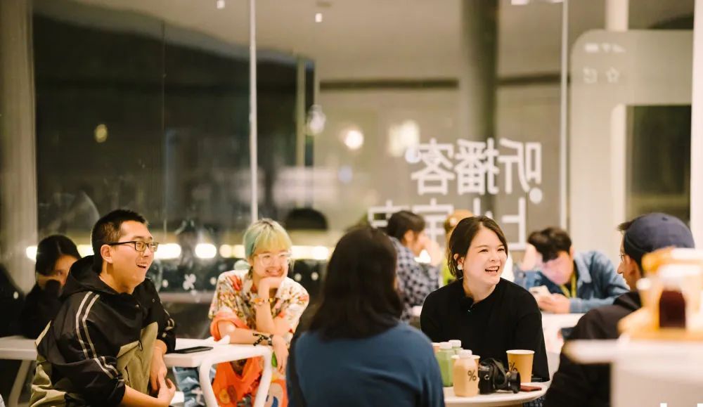 地铁上边听边笑，这种媒介到底有啥魅力？