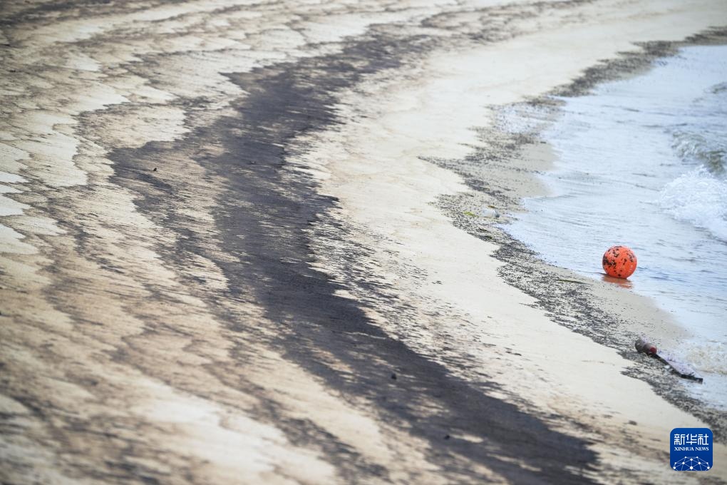 石油泄漏导致新加坡海滩污染