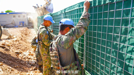 我赴黎维和建筑工兵分队完成维和友军防御工事构筑任务