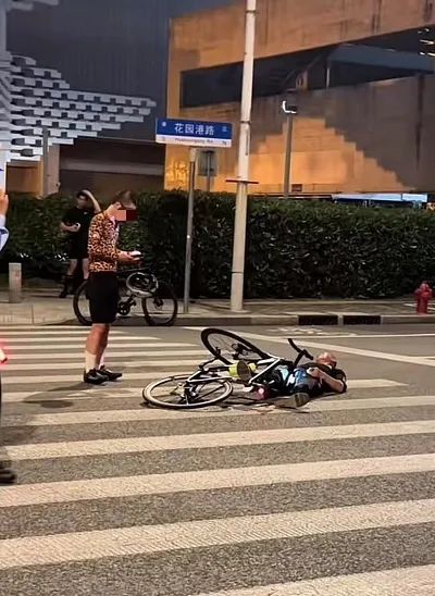 行人被撞倒地不起！上海一地惊现“夜骑族”飞车竞速，该管管了