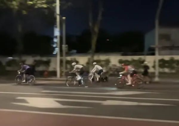 行人被撞倒地不起！上海一地惊现“夜骑族”飞车竞速，该管管了