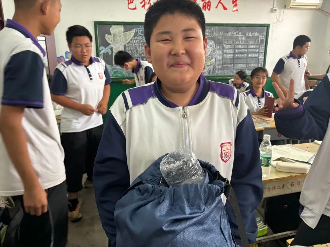 孙华涛同学，你包里的“秘密”藏不住了！