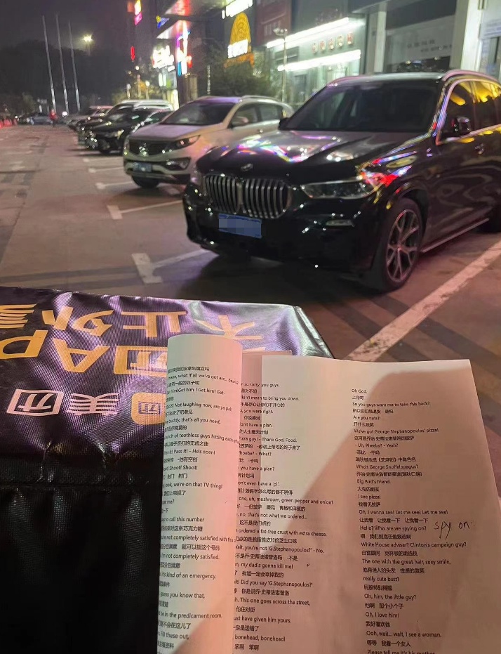 发音流利惊艳网友！湖南39岁外卖员自学英语9年，外卖箱常年放着学习素材