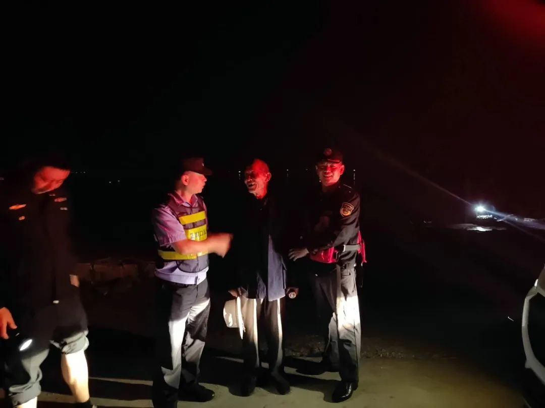 87岁“鲁大爷”火了!从山东日照漂流到青岛!带了四五斤煎饼 87岁“鲁大爷”火了!从山东日照漂流到青岛!带了四五斤煎饼