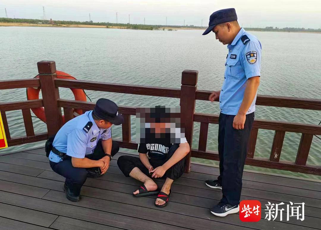 男子欲跳河轻生，民警劝阻后还请他吃了“炸鸡汉堡”