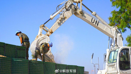 我赴黎维和建筑工兵分队完成维和友军防御工事构筑任务