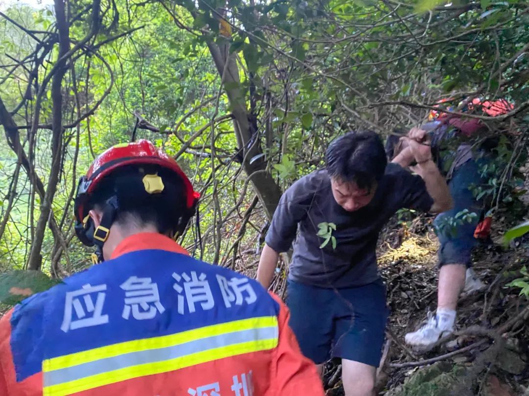 暴雨中夜爬？男子被困山中一夜！救援队找到时已失温