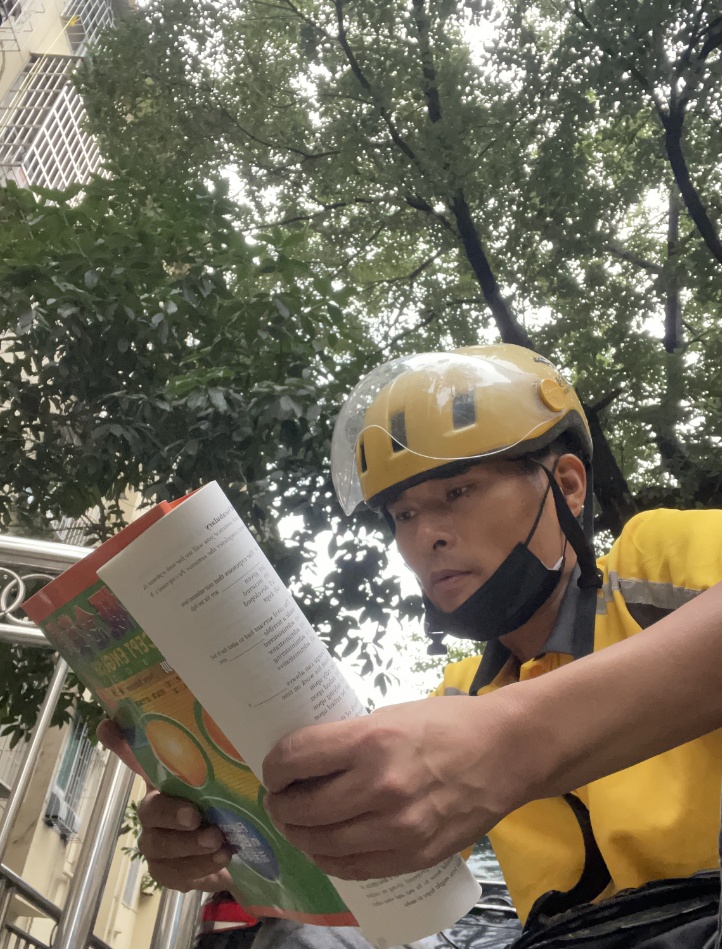 发音流利惊艳网友！湖南39岁外卖员自学英语9年，外卖箱常年放着学习素材