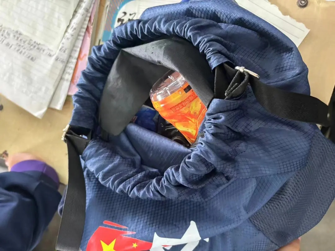 孙华涛同学，你包里的“秘密”藏不住了！