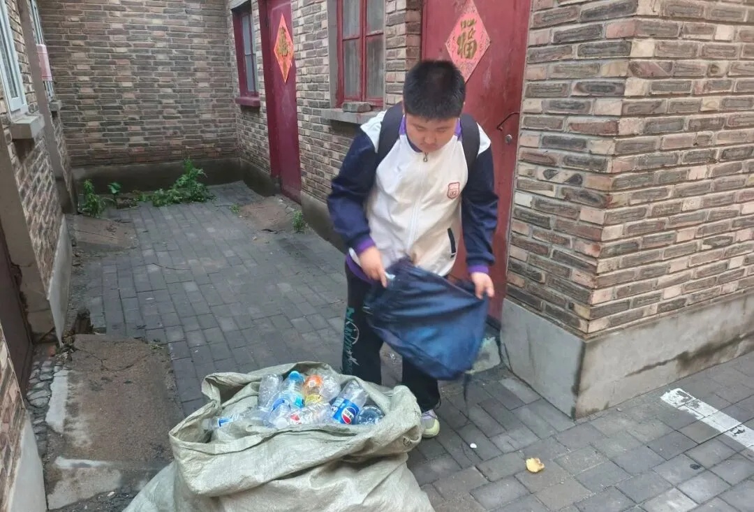 孙华涛同学，你包里的“秘密”藏不住了！