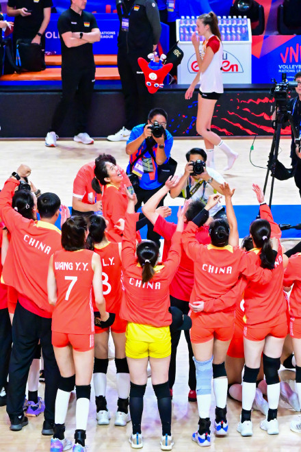 撒花！中国女排庆祝获得巴黎奥运会入场券