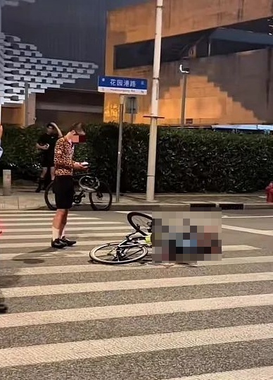 上海街头行人被撞倒在地!这项活动现在大火,市民却说:离谱 上海街头行人被撞倒在地!这项活动现在大火,市民却说:离谱