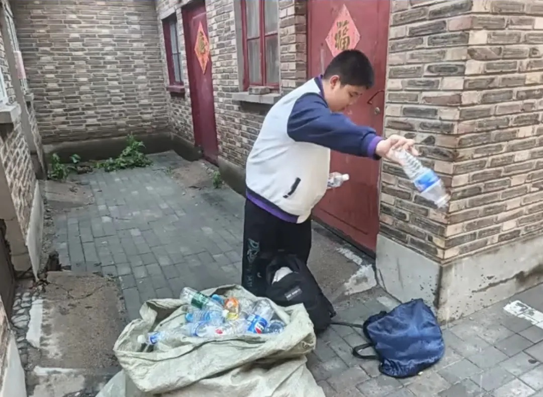 孙华涛同学，你包里的“秘密”藏不住了！