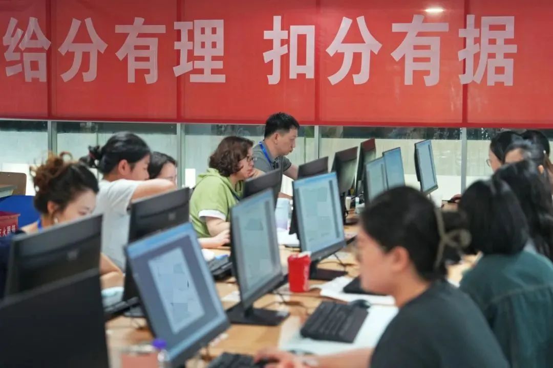 浙江高考189万余份试卷，每道题如何给分？记者直击评卷现场