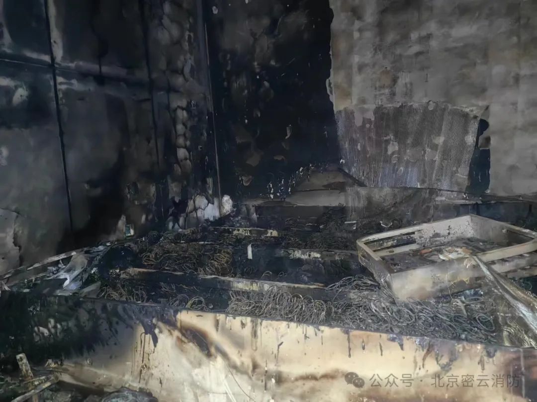 密云一高层住宅起火,烟气充满楼道,这个逃生细节要注意! 密云一高层住宅起火,烟气充满楼道,这个逃生细节要注意!
