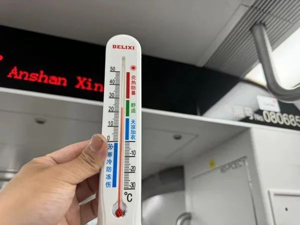 冷飕飕！沪上部分地铁车厢被指寒气刺骨！实测：最冷处不足20℃……