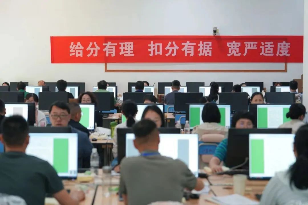浙江高考189万余份试卷，每道题如何给分？记者直击评卷现场