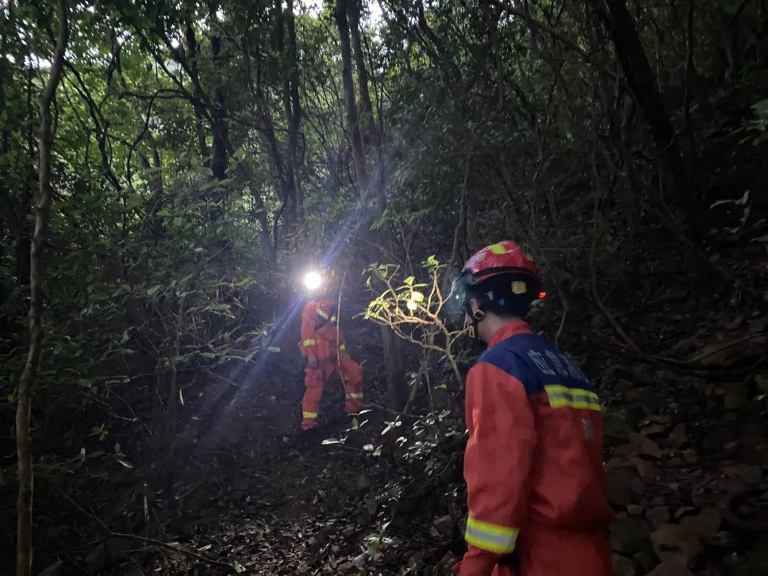 暴雨中夜爬？男子被困山中一夜！救援队找到时已失温