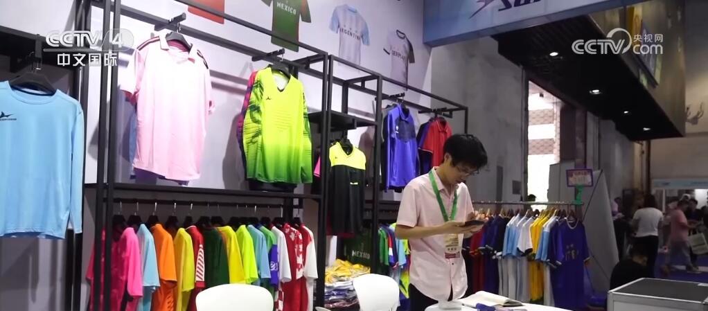 球衣、足球、周边商品……爆单！紧抓欧洲杯商机 义乌外贸内销齐发力