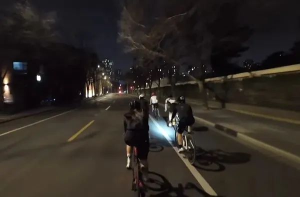 太猖狂！上海惊现“夜骑族”飞车竞速，行人被撞倒地不起……交警发声→