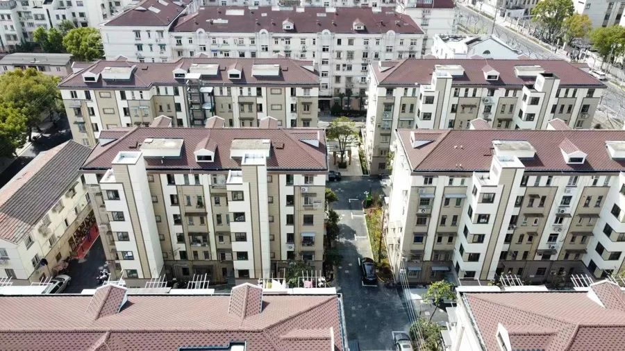 网友吵翻！上海有居民反对加装电梯，建成几年后却后悔了，邻居气炸：别想用